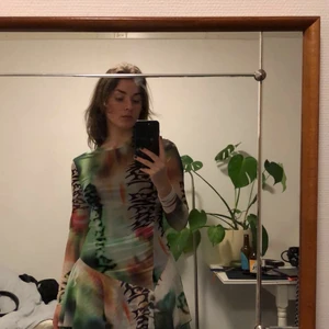 KLÄNNING - SVINsnygg klänning från weekday. Framhäver höfterna. Aldrig använd, lappar kvar. Ynka 200 riksdaler där frakt är inräknat!! ❤️‍🔥❤️‍🔥💞