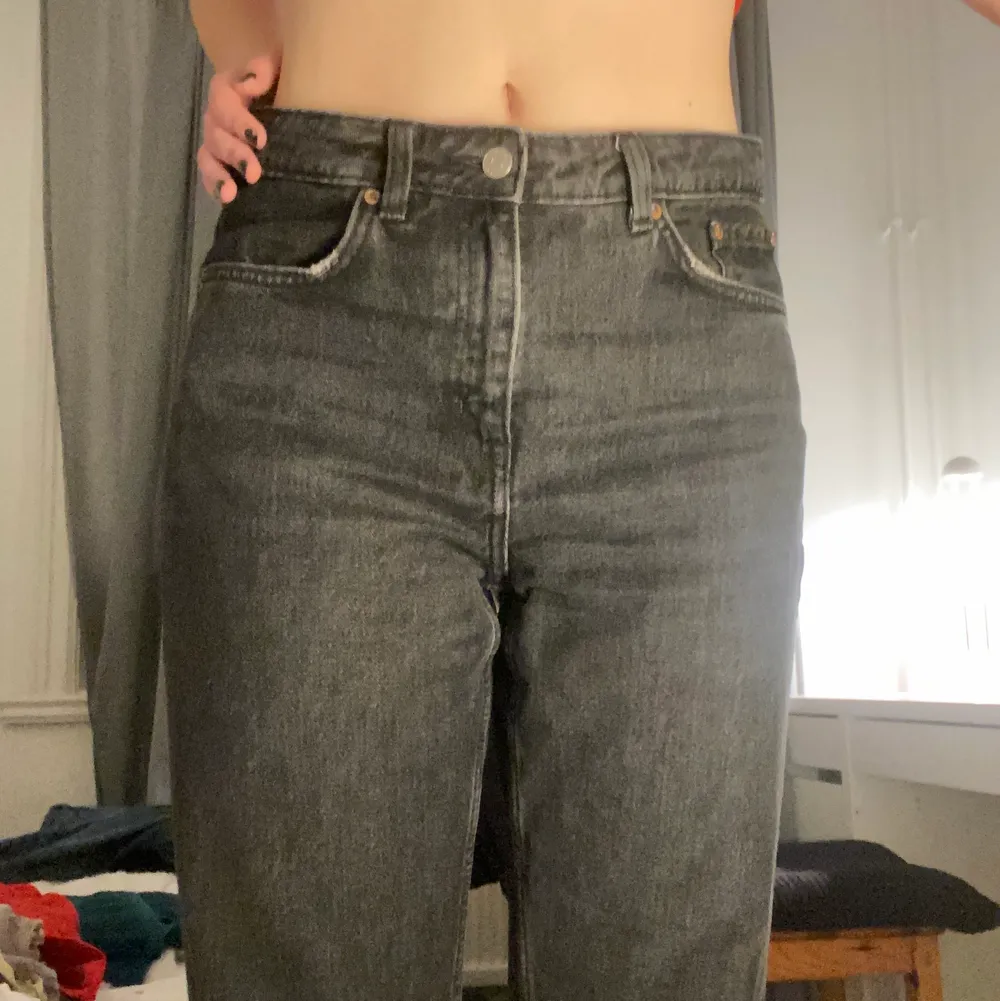 INTRESSEKOLL! (kanske inte vill sälja) gråasvarta straight leg jeans från monki, mycket bra skicka. . Jeans & Byxor.