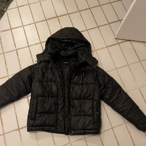 Svart pufferjacka  - Köpt för direktpris! Bud: 210. Köp direkt för 300+ frakt. Säljer denna svarta pufferjacka från Monki i fint skick. Storlek Xs och passar XS-M. 💓