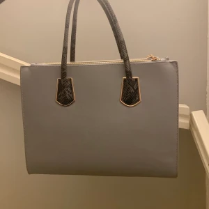 Väska  - Oanvänd väska från HM. Plats för dator mm