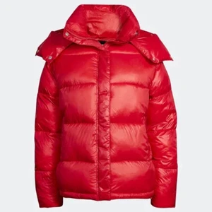 Röd dunjacka - Säljer denna populära röda dunjacka som är slutsåld och från bikbok! Jackan har en liten fläck men är inget som lägga märke till, skriv privat så kan jag skicka bild! Frakt tillkommer❤️ 