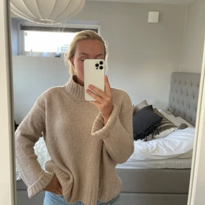 Stickad tröja - En superfin stickad tröja i en ljusrosa/beige färg från hm. Använd fåtal gånger❤️‍🔥