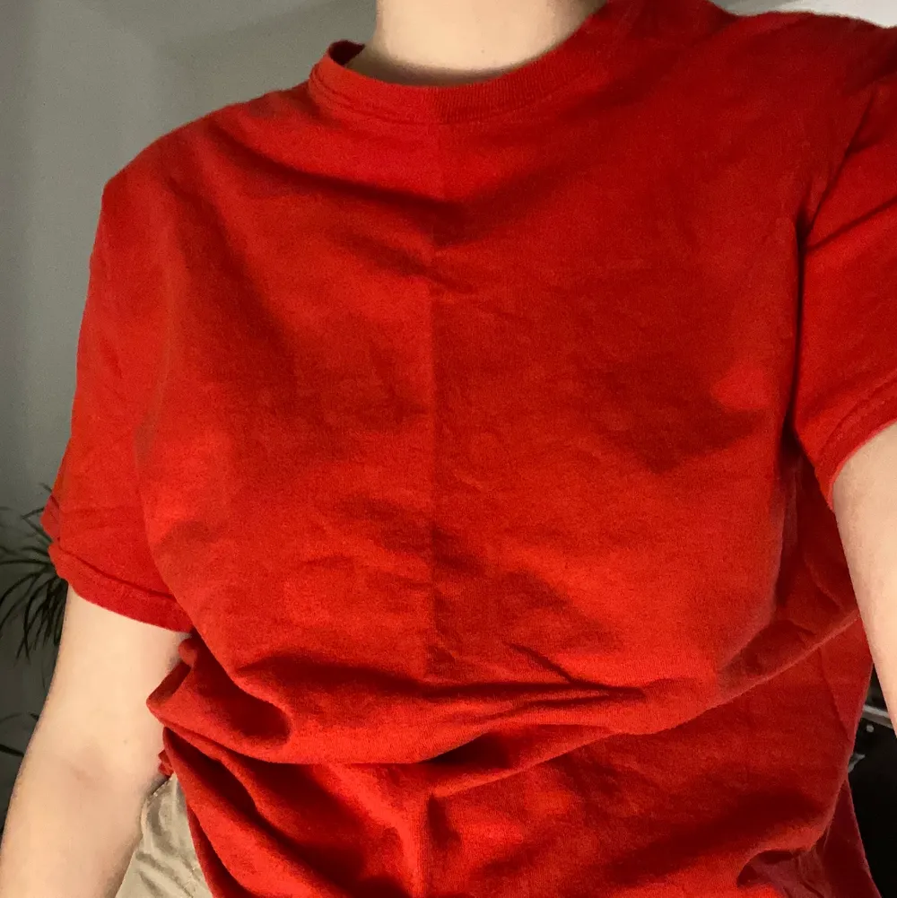 basic röd t-shirts som passar XS-M, bra skick!. T-shirts.