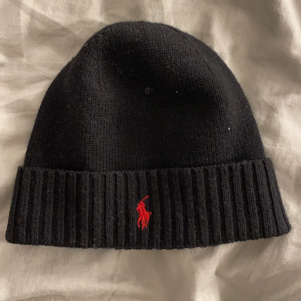 Svart mössa från Ralph lauren. Fint skick knappt använd. Inköpt på kids brand store  . Accessoarer.