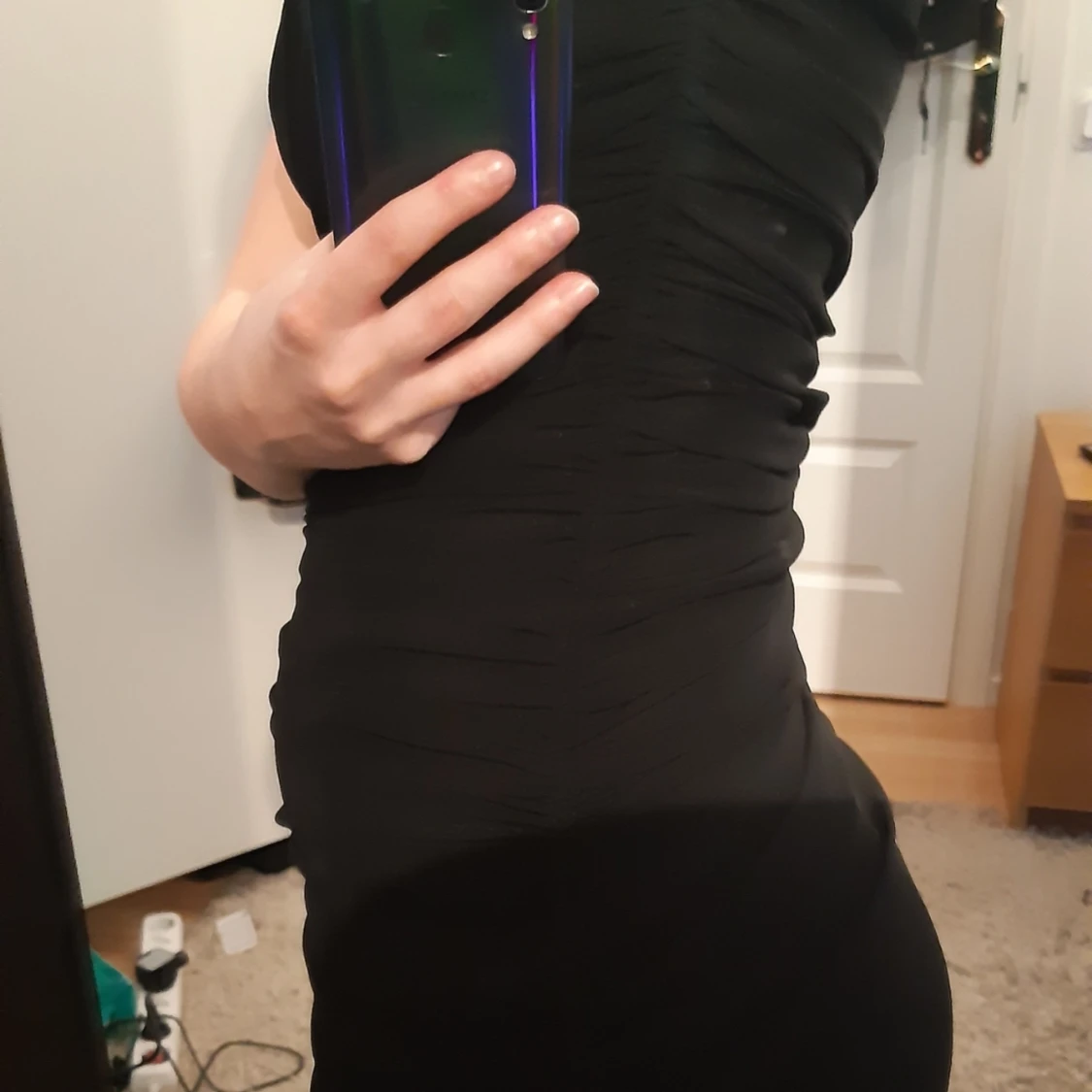 Rynkad svart klänning - 90