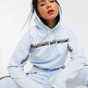 Adidas hoodie  - Adidas cropped hoodie, superfin blå. Strl 36 och använd 1-2 gånger. Hoodien finns inte längre att köpa (vad jag sett) 