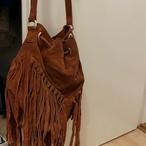 Väska med justerbar axelrem - Kopparväska i ”mocka”, får plats med mycket!