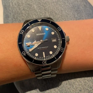 Det är en Morris St.Ives Diver klocka - Detta är en ganska använd Morris klocka som har små repor för att de ör använd. Köpte den och den passade tyvärr inte mig. De med kommer it en låda till klockan för har tappat bort den. Skriv bud om ni är intresserade