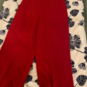 Röda Byxor  - Skriv om du vill ha fler bilder, jag har rensat min garderob och behöver göra mig bort med kläder. Säljer inte under 30kr och frakt ingår inte🚚📦 du får bestämma priset på plagget själv💕