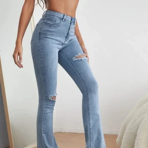 Utsvängda jeans byxor - Köpte de inte så länge sen har inte använt så många gånger de ser fortfarande ut som nya, säljer för att de är för långa för mig.