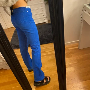 Raka Blåa jeans - Blåa jeans köpa second hand. Jättecoola men har inte fått användning för dem tyvärr:/