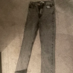 Grå Zara jeans - Gråa Zara jeans. Lite söndriga men inget man ser eller tänker på. 