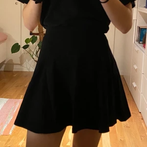 Klockad kjol svart - Kort klockad kjol med dragkedja bak. H&M strl. XS 