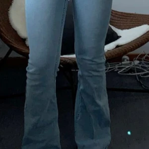 Blå utsvängda jeans från mango - Blå utsvängda jeans från mango