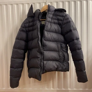 Calvin Klein jacka i s - En Calvin Klein jacka i s i jätte bra skick. Skriv om ni vill ha mer bilder eller om något annat💕