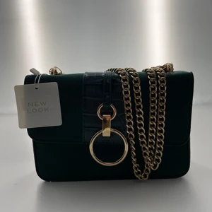 Green minibag  - Liten Väska oanvänd! Guldkedja med mocka immitation💚 