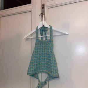 Zara linne med öppen rygg strl M - Säljer detta super fina linne som jag köpte i somras, men nu inte längre kommer till användning:( inte sliten alls