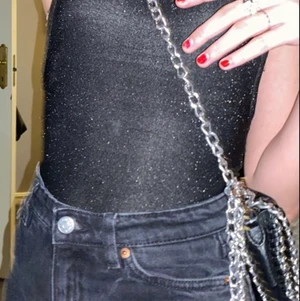 Svart glittrig body - Säljer min fina body från GinaTricot, använd ett fåtal gånger och är som ny, passar perfekt nu till jul och nyår, öppen i ryggen och är i slt xs, skriv för fler bilder, frågor osv 💗✨(köpare står för frakten)