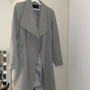 Kappa! - Säljer en jätte fin kappa från vila i storlek M som kommer tyvärr inte till användning längre. 