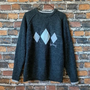 Stickad Billabong Tröja - En mörkgrå stickad tröja med ruter som motiv på. Märket är Billabong, unikt vintage plagg i herrstorlek S. Kommer ej till användning därav säljes. Verkligen jättefin tröja i fint skick. För mått eller fler bilder kontakta mig :) Fraktsätt: PostNord Spårbart 