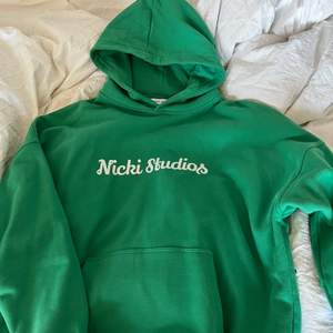 Grön hoodie från nicki studios, köpt på Nelly för 1199 kr, aldrig använd! 