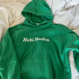 Nicki studios - Grön hoodie från nicki studios, köpt på Nelly för 1199 kr, aldrig använd! 