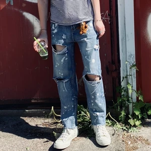 Blå ripped jeans - Ett par blåa ripped straightleg jeansen avklippta i benen till storlek 30 i längd. Storleken är S. Jag skulle uppskatta storleken som 32/30. Annars fina jeans. För mått eller fler bilder kontakta mig 🤙