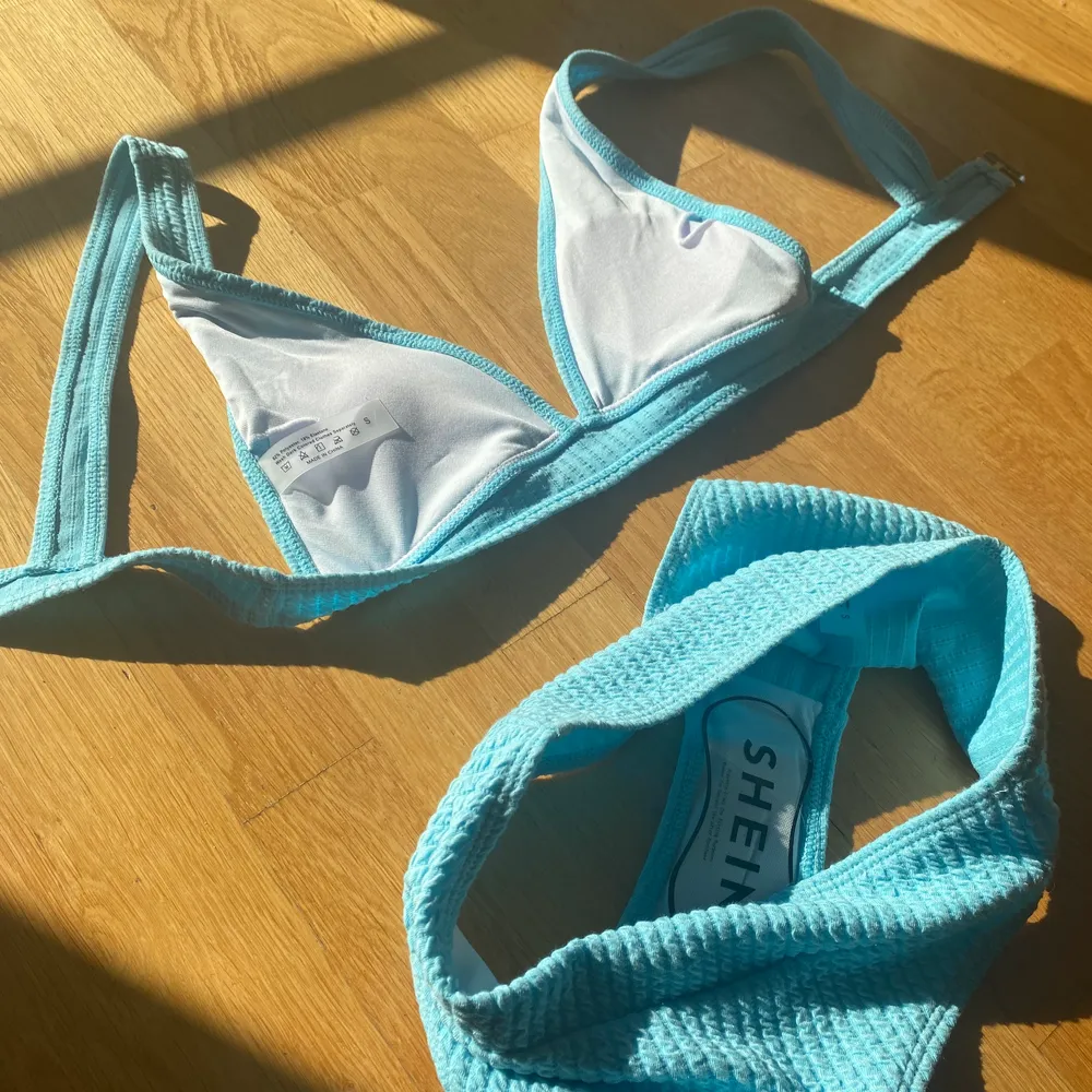 Oanvänd bikini, storlek s . Övrigt.