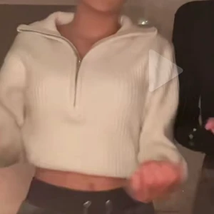 Zip tröja - Storlek S från hm! Säljer för jag inte får användning för den! Jätte fint skick fortfarande