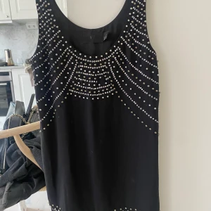 Svart paljettklänning från hm  - Klänning från hm med paljetter. (Saknas några)