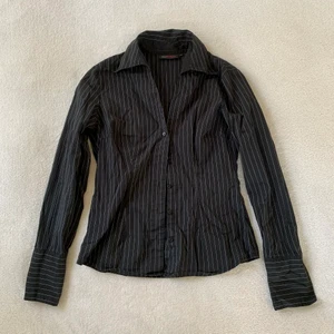 Randig skjorta - Randig svart skjorta från Mariphilippe! Figursydd passform, stl 38 men funkar på mig som brukar ha XS/S 💘 BUDA PRIVAT, bud: 200 + frakt