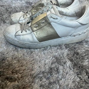 Valentino sneakers - Säljer mina valentino sneakers i storlek 38. Lite smutsiga men går att tvätta rent. Nypris 4800kr