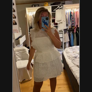 Vit klänning  - Jag säljer nu min studentklänning i storleken 42 som jag skulle säga mer passar nån som är en 38/40. Köpt på bubbleroom för 1000kr. Priset kan diskuteras 💕 fler bilder vid förfrågan. 