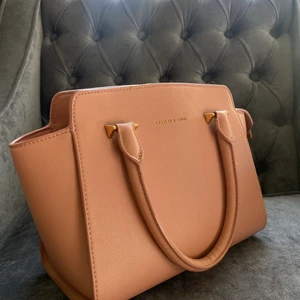 Väska - Bra skick köpt för slets är sen knappt använd.