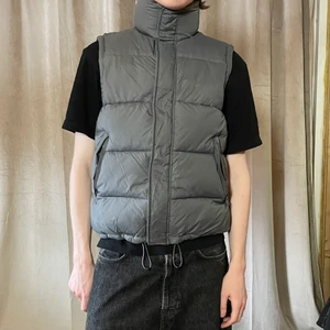 Grå väst - Grå väst i bra skick. Jag är 182cm lång. Frakt tillkommer på 66kr (postnord spårbart)