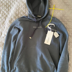 Dondup hoodie stl: S  - Dondup hoodie stl: S men lite liten i storlek.                         Köpt på: Miinto.com                                                            Är i mycket bra skick och tags finns om man ser på bilderna.                                                                              Nypris: 1600 kr.                                                                  Finns att hämta i Askim