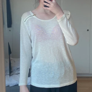 BIKBOK, långärmad vit tröja - Långarmad vit tröja, lite genomskinlig storlek XS, ganska slapp inte tajt, luftig