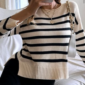 Randig tröja💞 - Säljer denna randiga tröjan från shein. Den är i storlek S. Säljer den för 90kr och nypris är 149kr. Kontakta mig om du är intresserad eller har frågor💞