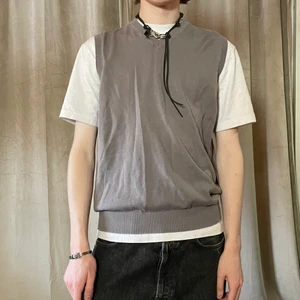 Grå stickad väst - Grå stickad väst.  Jag är 182cm lång. Frakt tillkommer på 66kr (postnord spårbart) 