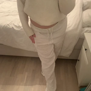 linnebyxor  - Ett par vita linnebyxor köpta från second hand! För långa för mig och är 160!💕 Det finns slitage på innerlåret men är ihopsytt och syns ej vid användning! Skriv om du är intresserad eller vid frågor!