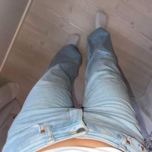 Junkyard jeansen som va väldigt populära för något år sen!! Vida i benen men en aning korta för min smak💗 Storlek 26!!