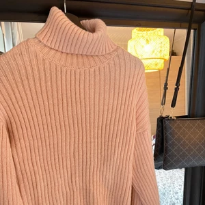 Rosa stickad tröja - Rosa polo med utsvängda ärmar, knappt använd så i fint skick💖