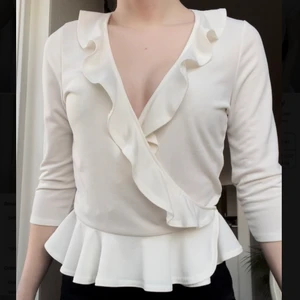 Vit topp stl. xs - Superfin vit topp från Nelly.vin stl xs. Använd några gånger och väldigt fint skick💕 