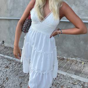 Säljer denna superfina vita klänning då den inte kommer till användning, perfekt till studenten!  🥰 buda i kommentarerna ☺️ passar 38