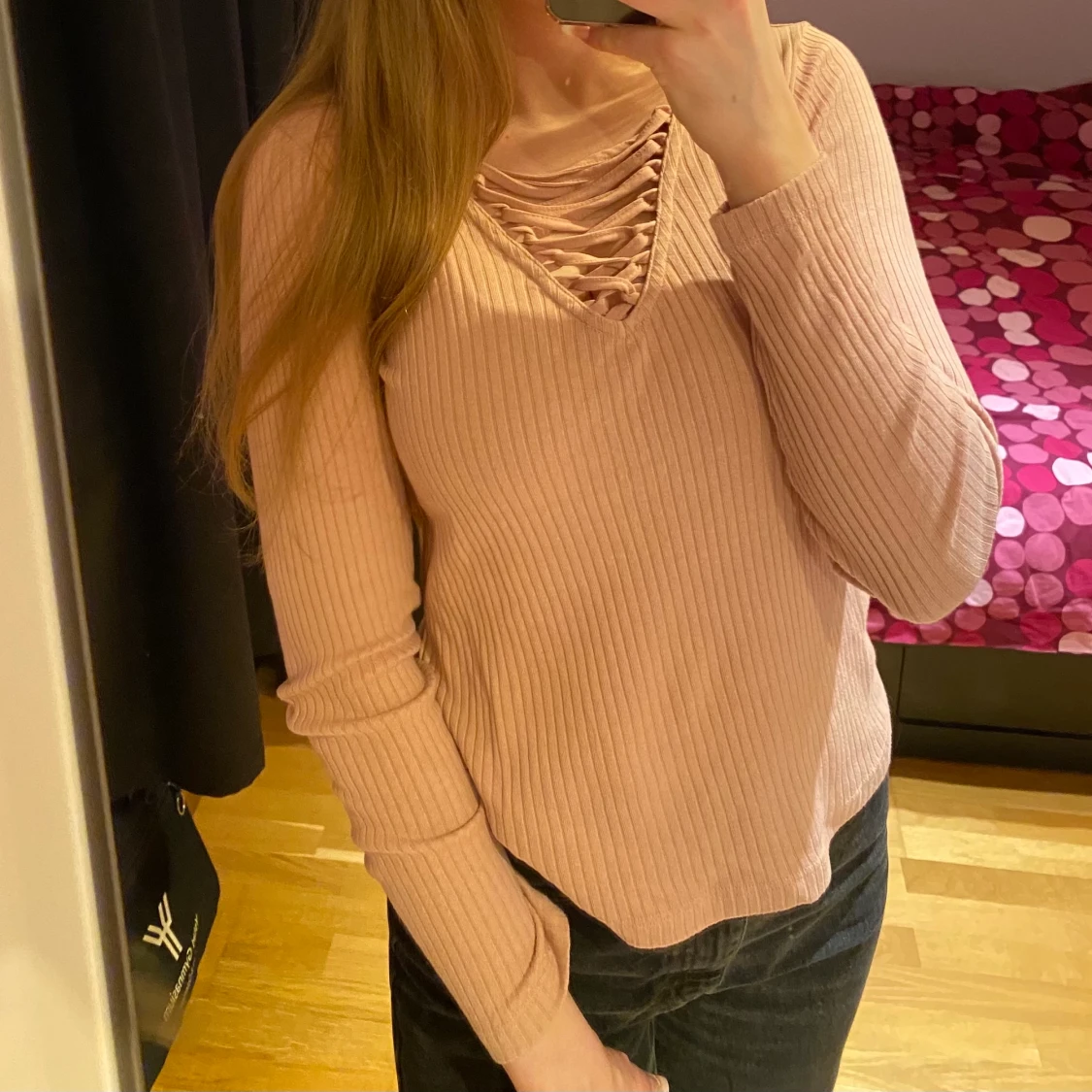 Gammelrosa tröja med snörning fram