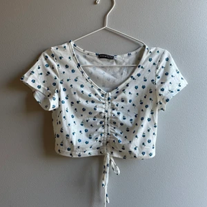 Blommig topp - Fin blommig topp/blus från shein. Väldigt skönt material!