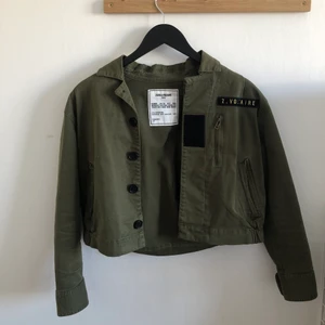 Zadig&Voltaire jacka - Säljer min superfina Zadig Voltaire jacka då den börjar bli aningen för liten. Den är köpt i september 2021 och sparsamt använd under hösten, inga defekter. Storlek 156 tror jag, skulle säga att det är en xs/xxs! Hör av er vid frågor.💕