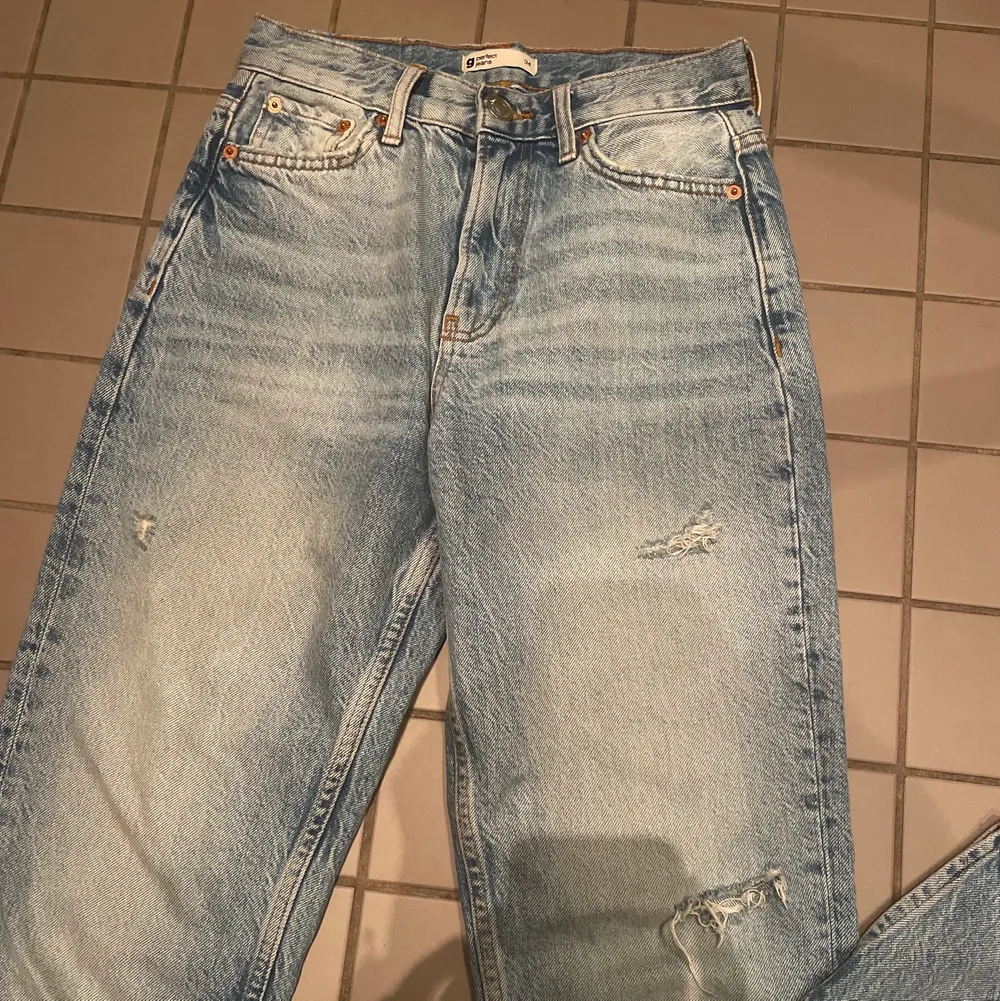 Säljer dessa fina blåa jeansen med slits från Gina då jag inte använder de längre! Skriv för fler bilder 💕. Jeans & Byxor.