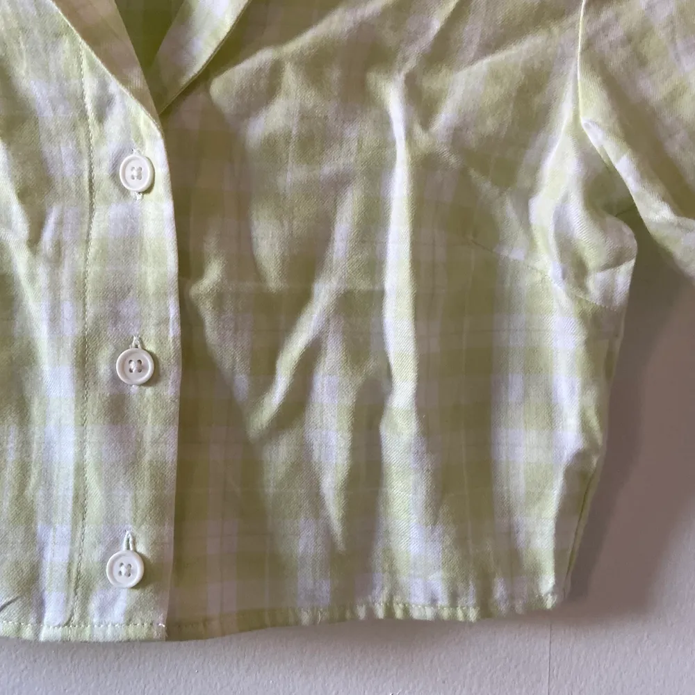 En så fin helt oanvänd gripas skjorta. Perfekt nu till våren/sommaren då den är i lite tunnare material. Köparen står för frakten 🪴. Toppar.
