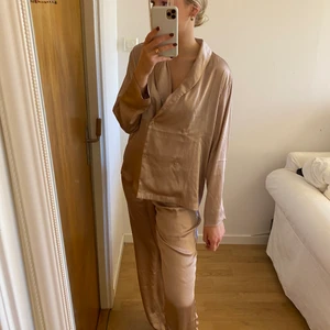 Pyjamas i satin - Säljer en rosa pyjamas i satin i 2 delar! Den kommer från H&M och kostade ursprungligen 299kr och är i storlek S. Den har använts 1-2 gånger och är i nyskick! Superfin färg och jättemjukt material! 